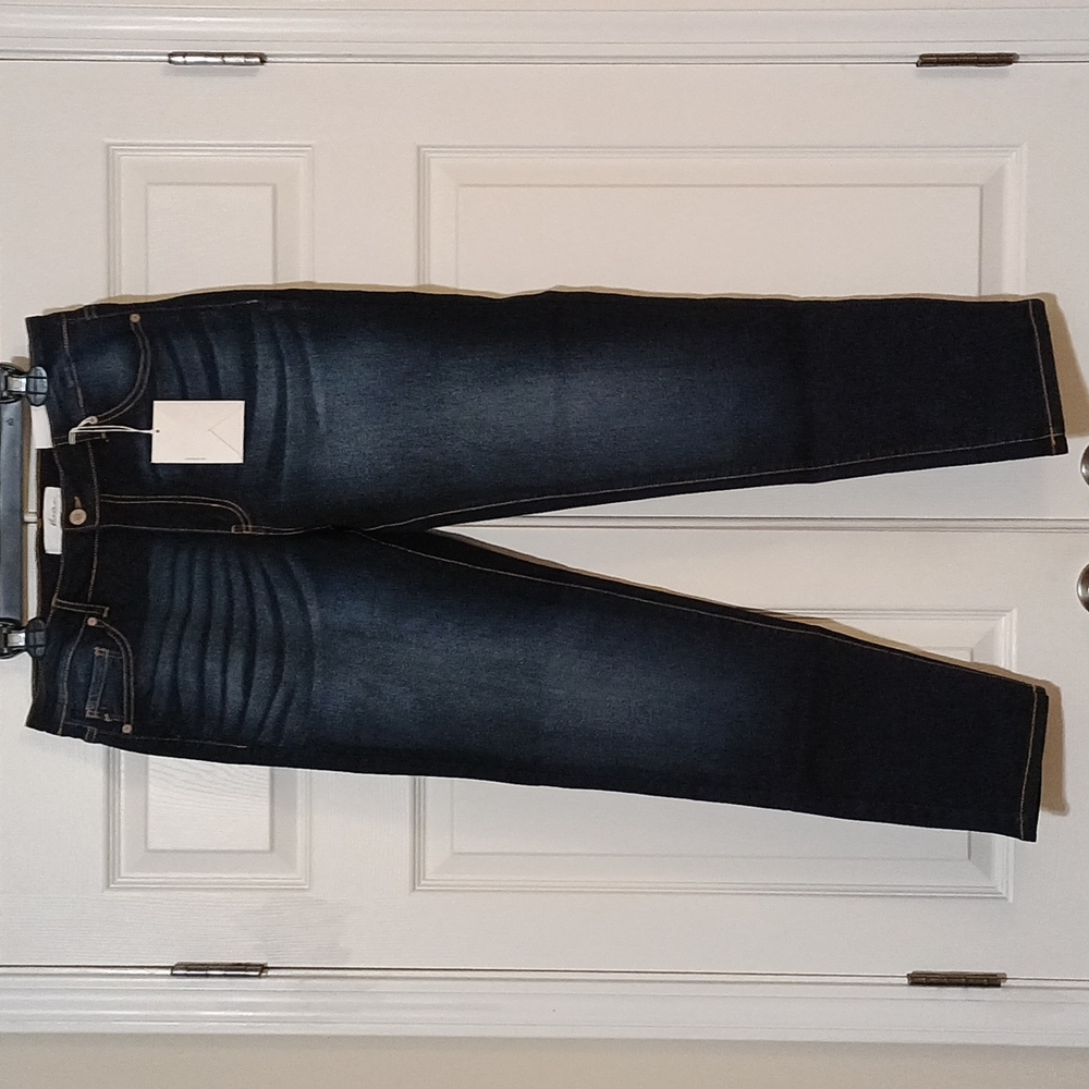 KanCan non distressed, dark wash skinny jeans. Size 13/31.